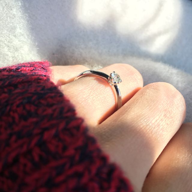 【銀座ダイヤモンドシライシの口コミ】 シンプルなデザインとダイヤモンドは大きすぎず、普段使いする際の付けや…