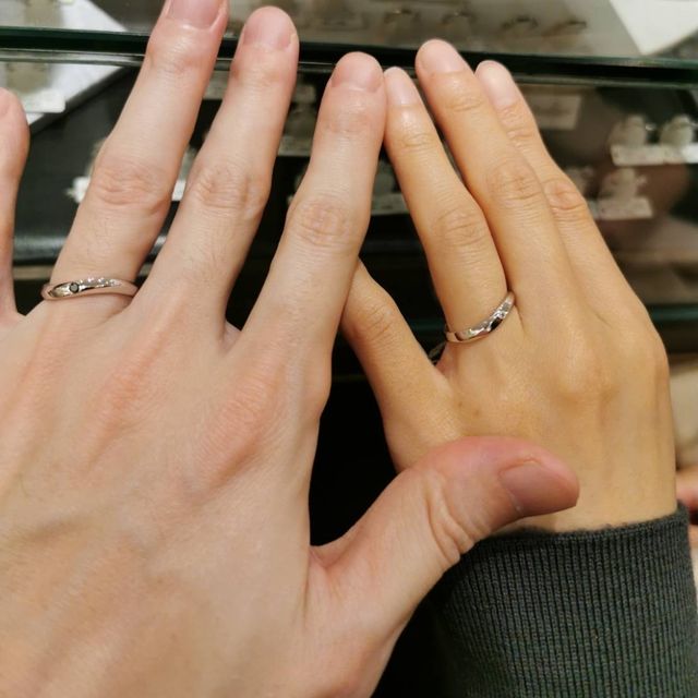 【アンジェリックフォセッテ(Angelique Fossette)の口コミ】 太めの指輪でメレダイヤ1粒のものを探しておりました。
こちらはウェーブ…