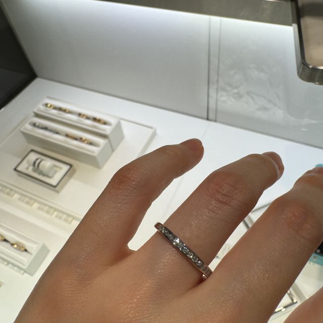 【ティファニー(Tiffany & Co.)の口コミ】 180度ほどダイヤが付いているので、どの角度から見てもキラキラして綺麗で…