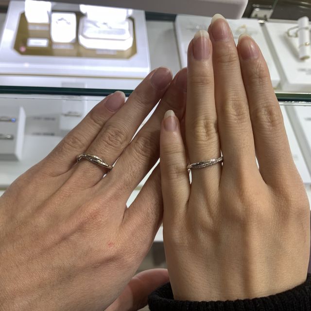 【AHKAH(アーカー)の口コミ】 こちらのブランドは、シンプルでストレートな作りの指輪が多い中でも、パ…