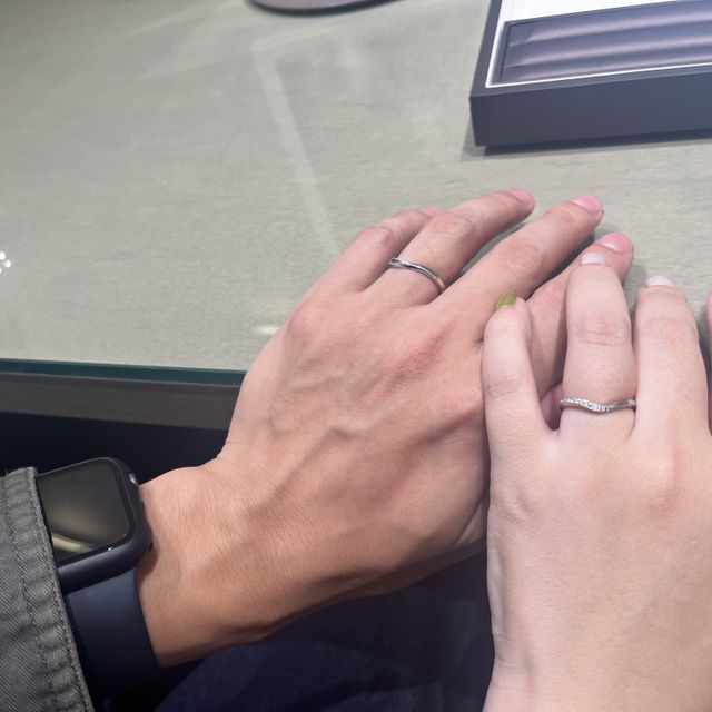 【アイプリモ(I-PRIMO)の口コミ】 ウェーブ、ミル打ち、ダイヤが入っており
指が綺麗に見えるのと、華やかに…
