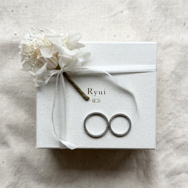 【Ryui(リュイ)の口コミ】 シンプルなデザインですが
職人さんにより
1つずつ丁寧に作成いただいてお…