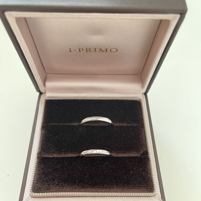 【アイプリモ(I-PRIMO)の口コミ】 シンプルで飽きのこないデザインです。
女性用はミル打ちされてダイヤと共…