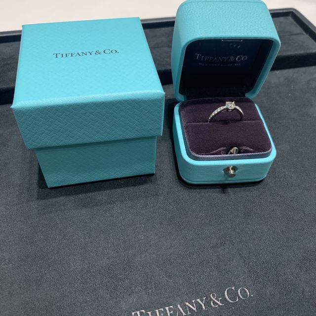 【ティファニー(Tiffany & Co.)の口コミ】 真ん中のダイヤが七色に輝きを放っており、存在感があります。リングが真…