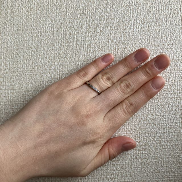 【4℃ BRIDAL(ヨンドシーブライダル)の口コミ】 うねるような形でダイヤが入っているのが可愛くて毎日つけています。店舗…