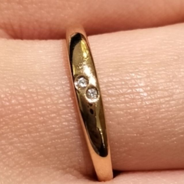 【Galopine & Galopin(ガロピーネガロパン)の口コミ】 女性のリングはメレダイヤが2粒斜めについており、個性的なデザインだなと…