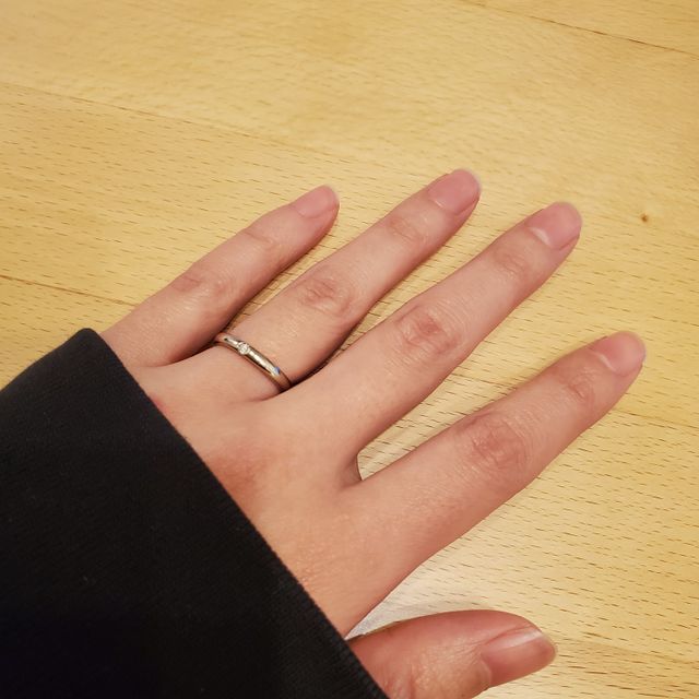 【4℃ BRIDAL(ヨンドシーブライダル)の口コミ】 こだわったのはシンプルで日常につけていても目立たないものという点でし…