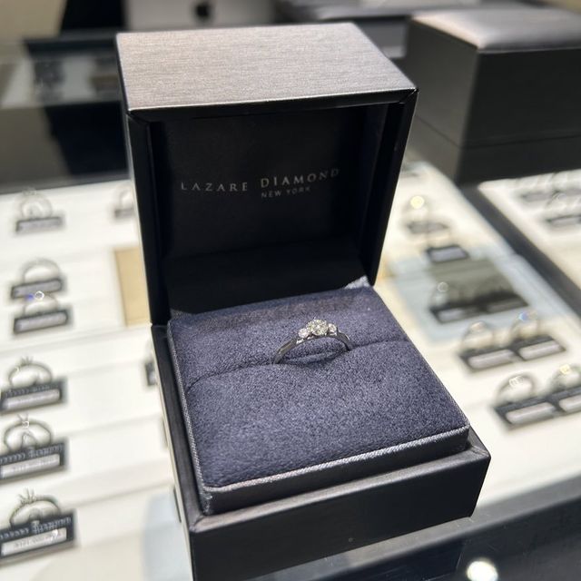 【ラザール ダイヤモンド(LAZARE DIAMOND)の口コミ】 ゆりの花をイメージしているので、
横からみたらゆりの花が咲いてるみたい…