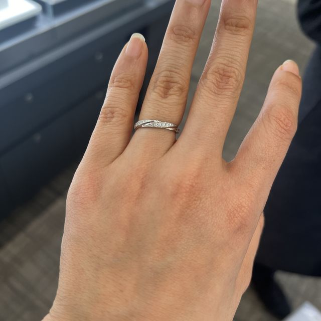 【ROYAL ASSCHER(ロイヤル・アッシャー)の口コミ】 ・ダイヤモンドが3連で流れているデザインが珍しく惹かれました！デザイン…