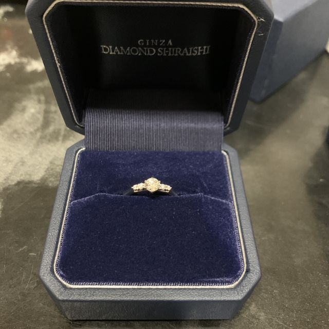 【銀座ダイヤモンドシライシの口コミ】 シンプルなデザインで何年後でも着けられることに加えて、結婚指輪のデザ…