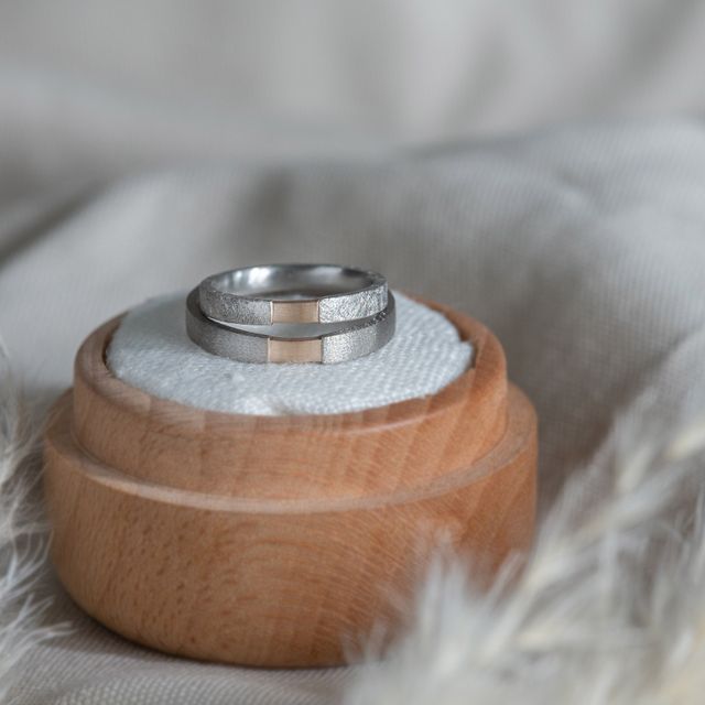 【Cayof(カヨフ)の口コミ】 ・他であまり見ないブラシマットという加工を選び、結婚指輪としての高級…