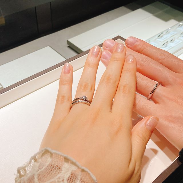 【アイプリモ(I-PRIMO)の口コミ】 婚約指輪と重ね付けできて、結婚指輪単体でもさり気なくキラキラ光るデザ…