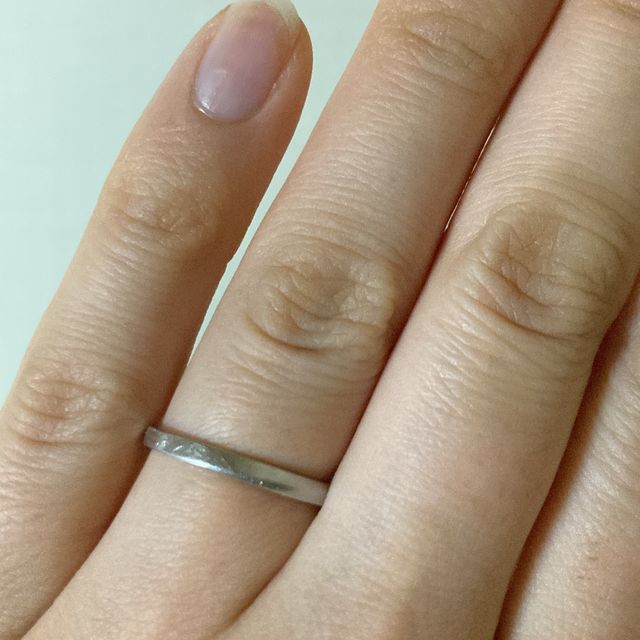【Lienjoux(リアンジュ)の口コミ】 毎日つけられるようにシンプルなデザインの指輪にしました。カーブのある…