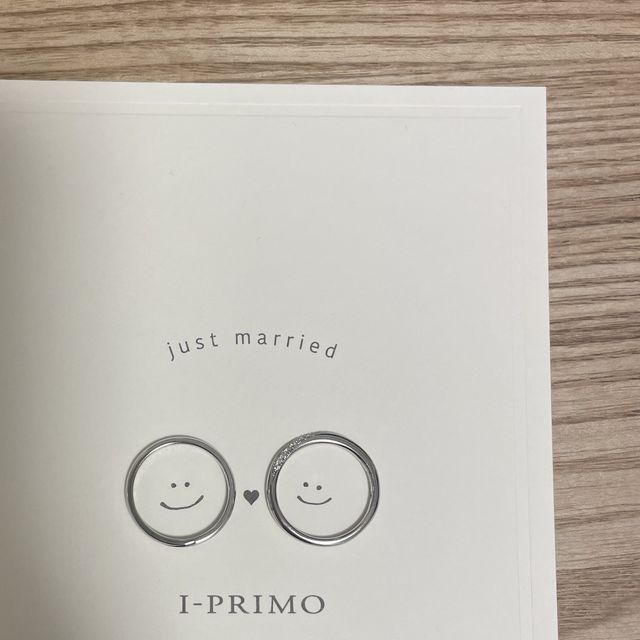 【アイプリモ(I-PRIMO)の口コミ】 斜めにダイアモンドが施されているデザインです。指輪に巻き付くようにダ…