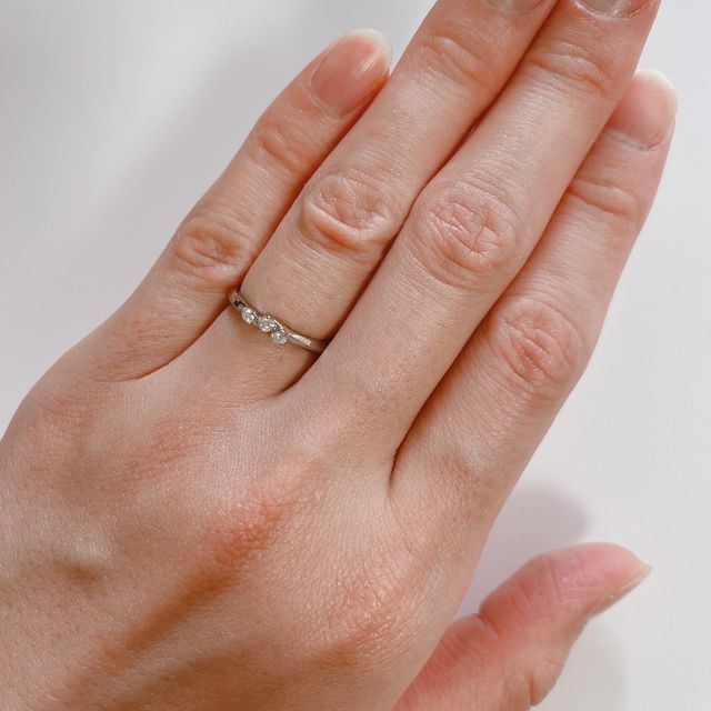 【銀座ダイヤモンドシライシの口コミ】 ３つのダイヤが付いているので、エレガントな雰囲気を出すことができ上品…