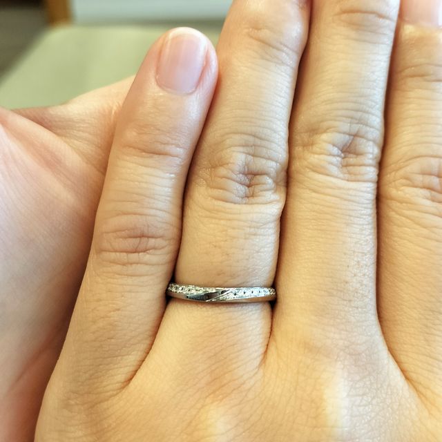 【アイプリモ(I-PRIMO)の口コミ】 女性用は中央にシルバー、サイドにダイヤが入っているめずらしい形でシル…