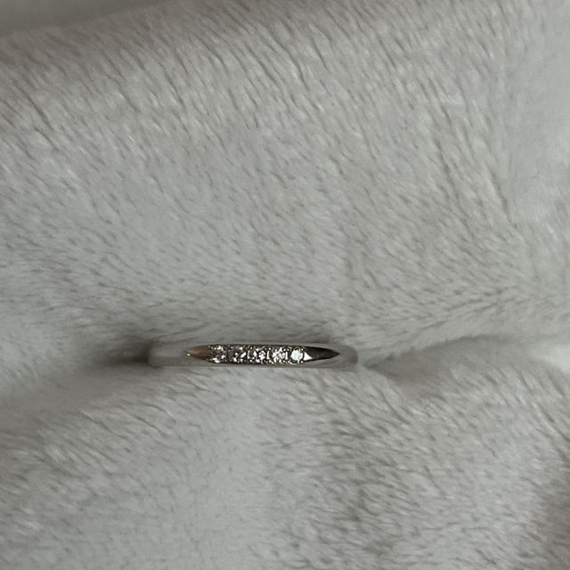 【4℃ BRIDAL(ヨンドシーブライダル)の口コミ】 シンプルでありながら、ダイヤが5個付いているので、手を動かすたびに、キ…