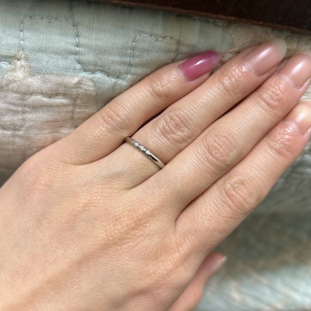 【Flowaves(フロウェーブス)の口コミ】 この結婚指輪は、なるべくシンプルなデザインのものがいいと思っていた中…