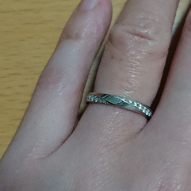 【ラザール ダイヤモンド(LAZARE DIAMOND)の口コミ】 斜めにダイヤが並んだデザインの多くは中央に一筋あるタイプですが、こち…