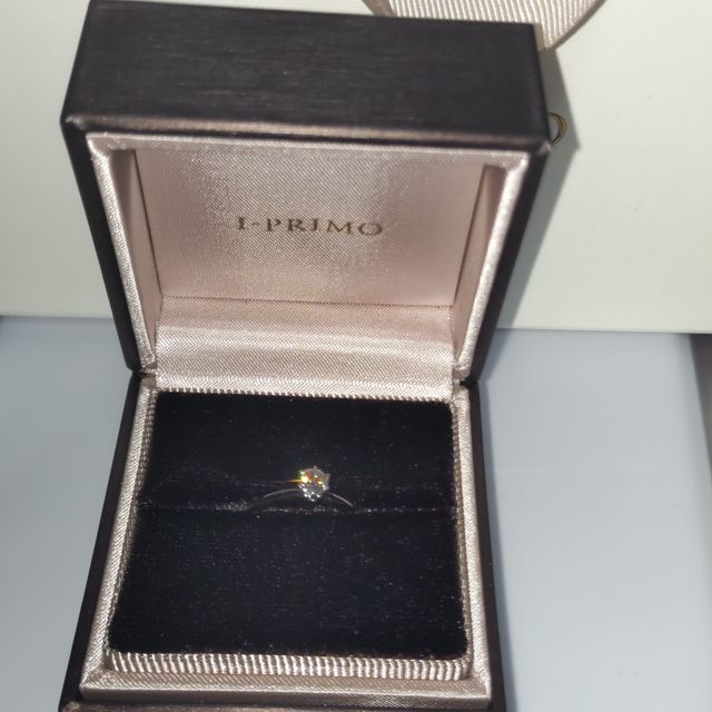 【アイプリモ(I-PRIMO)の口コミ】 ひと目で婚約指輪だとわかるシンプルなデザインです。色々装飾のようなも…