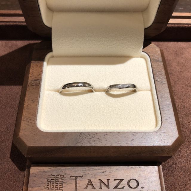 【TANZO.(鍛造指輪)の口コミ】 男性用は正面はS字のみでシンプルですが他は槌目加工にしているので向きに…