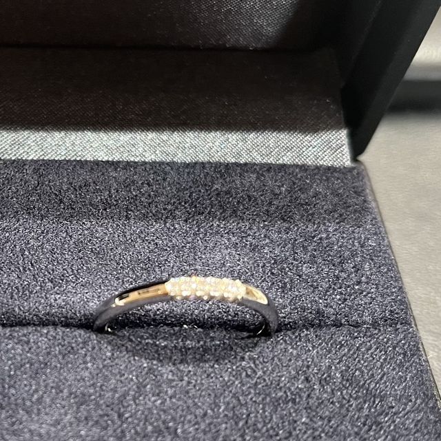 【ラザール ダイヤモンド(LAZARE DIAMOND)の口コミ】 スリーサイドリングを購入しました。15石入っていて、どこから見てもダイ…