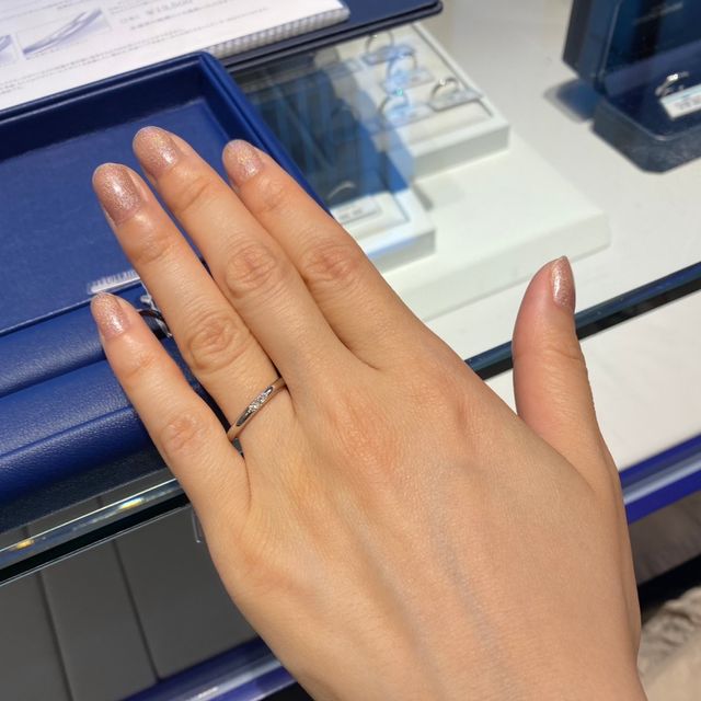 【銀座ダイヤモンドシライシの口コミ】 結婚指輪のデザインは、長く使っても飽きが来ないようにシンプルで、丈夫…
