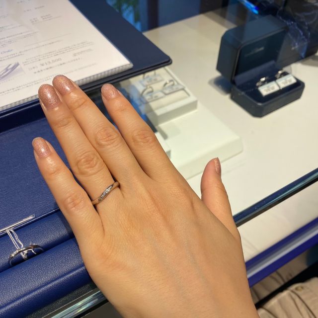 【銀座ダイヤモンドシライシの口コミ】 結婚指輪は毎日着けるものなので、どんなファッションにも合うようにシン…