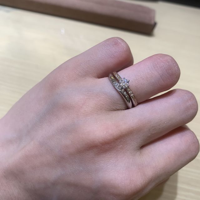 【Something Blue(サムシングブルー)の口コミ】 シンプルで上品に見える指輪を探してました。
この指輪はウェーブ型で指が…