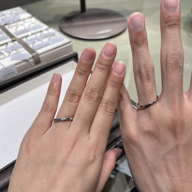 【アイプリモ(I-PRIMO)の口コミ】 ウェーブの形の指輪のため、水かきが深い2人の指に綺麗につけることができ…