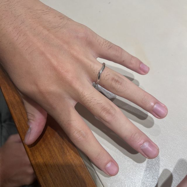 【ティファニー(Tiffany & Co.)の口コミ】 男性と女性それぞれがつけやすい共通のデザイン。
ふっくら指にも馴染みや…