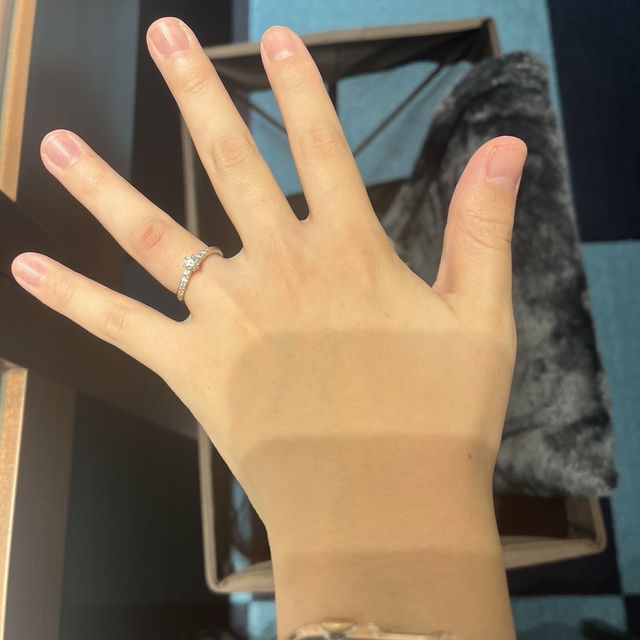 【銀座ダイヤモンドシライシの口コミ】 中心のダイヤモンドを目立たせたいという希望に加え、周りにもキラキラし…