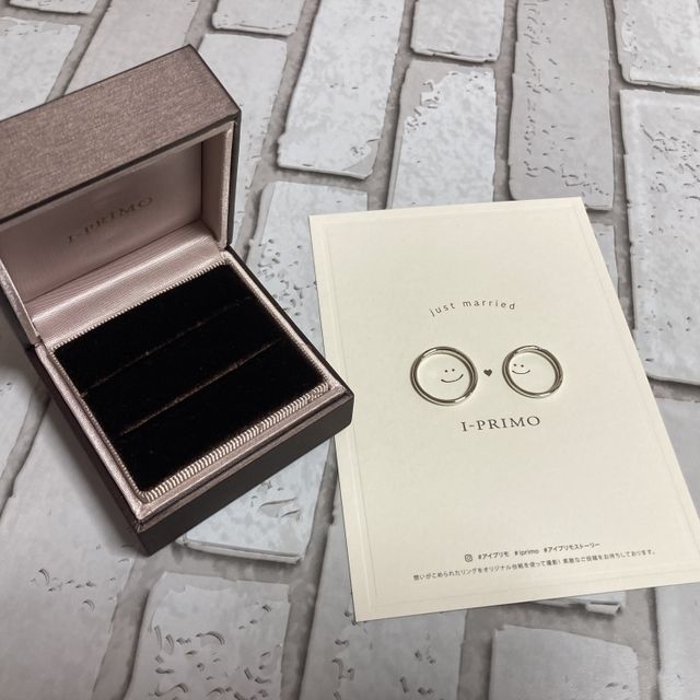 【アイプリモ(I-PRIMO)の口コミ】 細身で少しウェーブかかかった指輪です。ダイヤは小さく控えめに3つ入って…