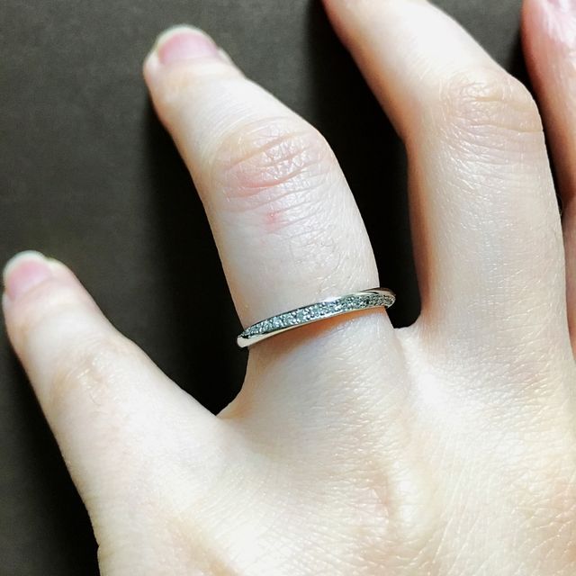 【銀座ダイヤモンドシライシの口コミ】 最初はウェーブの指輪を探していました。
この指輪はウェーブではなく、ス…