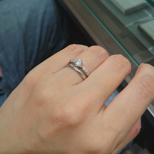 【アイプリモ(I-PRIMO)の口コミ】 左右のメレダイヤが、中央に向けてサイズグラデーションになっているので…