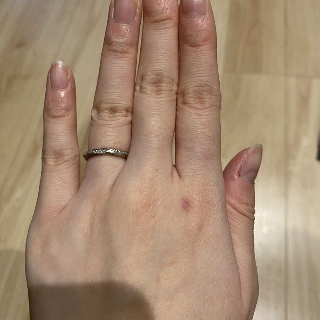 【エクセルコダイヤモンド(EXELCO DIAMOND)の口コミ】 結婚指輪っぽさがありつつも、キラキラしている指輪を希望しており、この…