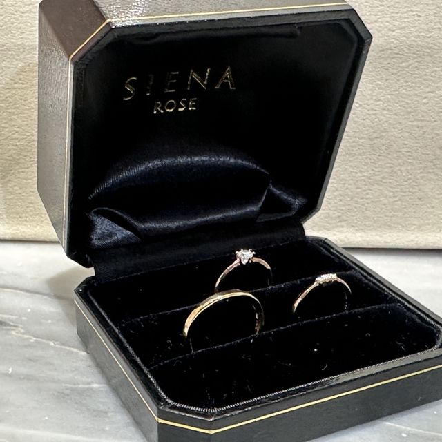 【SIENAROSE(シエナロゼ)の口コミ】 結婚指輪は新郎新婦ともにお揃いデザインで、華奢なデザインとひねりのよ…