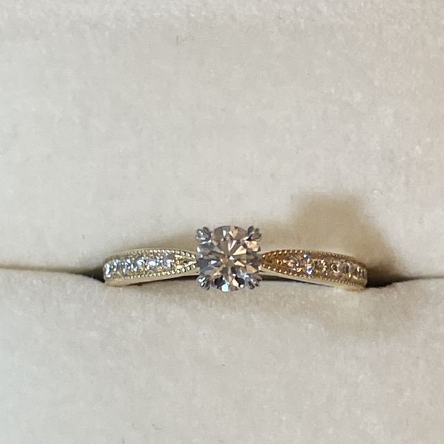 【ケイウノ ブライダル(K.UNO BRIDAL)の口コミ】 アンティーク調にしたく、ミル打ちでダイヤを止めるツメは猫の手のような…