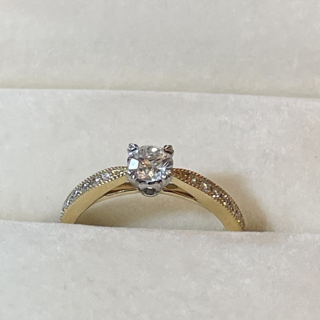 【ケイウノ ブライダル(K.UNO BRIDAL)の口コミ】 アンティーク調にしたく、ミル打ちでダイヤを止めるツメは猫の手のような…