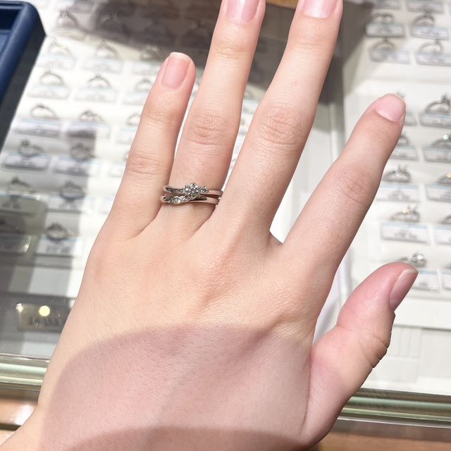 【銀座ダイヤモンドシライシの口コミ】 結婚指輪と婚約指輪を重ね付けしたいが、重ねた時にボリューム感があるの…