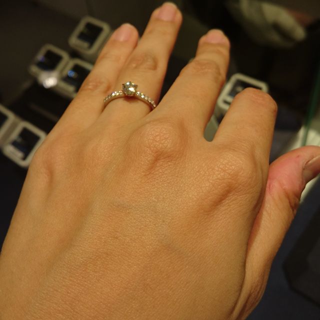 【ROYAL ASSCHER(ロイヤル・アッシャー)の口コミ】 ダイヤモンドが敷き詰められたエタニティデザインなので、人目を惹くゴー…