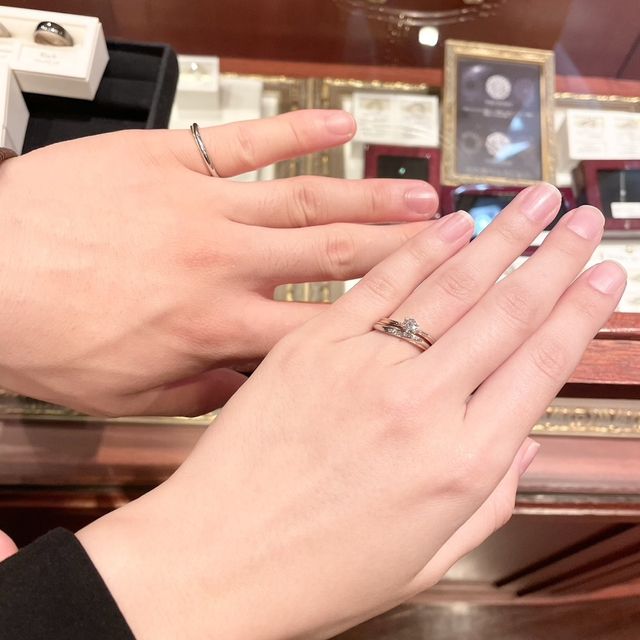 【ケイウノ ブライダル(K.UNO BRIDAL)の口コミ】 結婚指輪と婚約指輪を重ね付けときにボリューム感がなく、2本がピッタリ合…