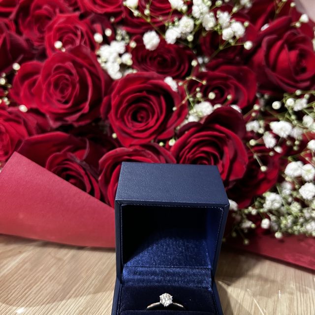 【銀座ダイヤモンドシライシの口コミ】 プロポーズリングを購入しました。
プロポーズの後、婚約者とリングを選び…