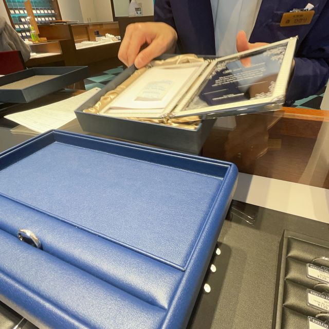 【銀座ダイヤモンドシライシの口コミ】 滑らかにツイストしています。ダイヤモンドも最高級のものを使用しており…