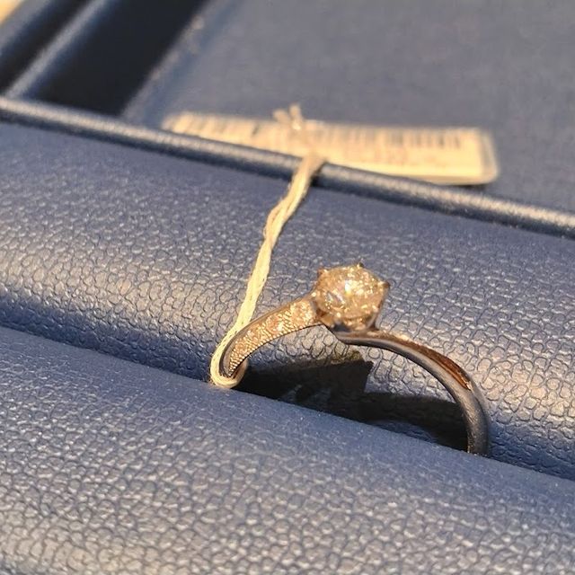 【銀座ダイヤモンドシライシの口コミ】 小さなダイヤがリングの側面にデザインされているものは、他のブランドで…