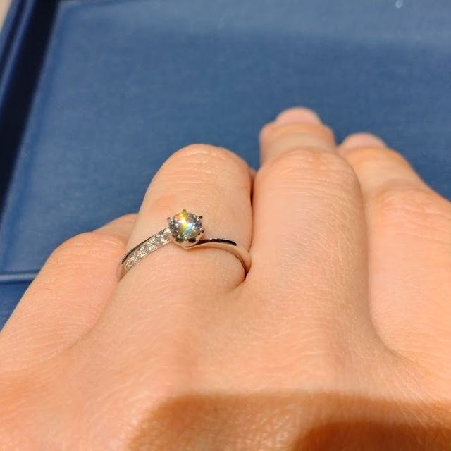 【銀座ダイヤモンドシライシの口コミ】 小さなダイヤがリングの側面にデザインされているものは、他のブランドで…