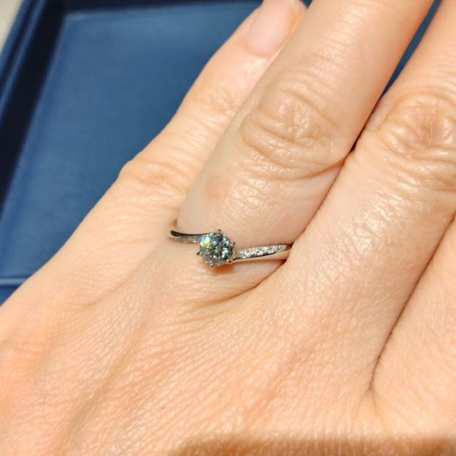 【銀座ダイヤモンドシライシの口コミ】 小さなダイヤがリングの側面にデザインされているものは、他のブランドで…