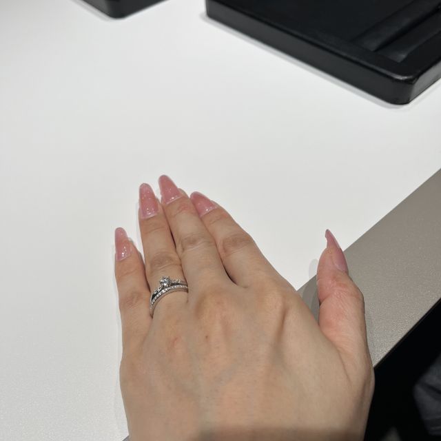 【ラザール ダイヤモンド(LAZARE DIAMOND)の口コミ】 デザイン自体はシンプルですがリング全体にダイヤモンドが埋め込まれてお…