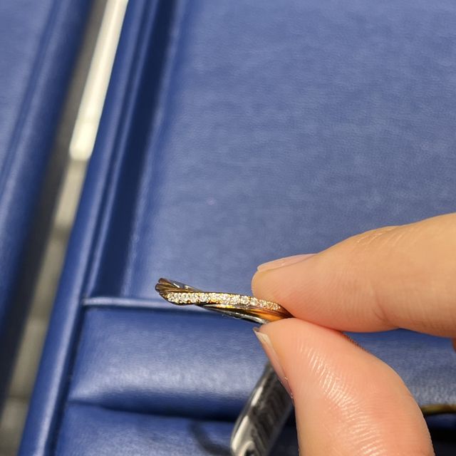 【銀座ダイヤモンドシライシの口コミ】 指輪のデザインは豊富でいろいろ試着させていただきました。ストレートタ…