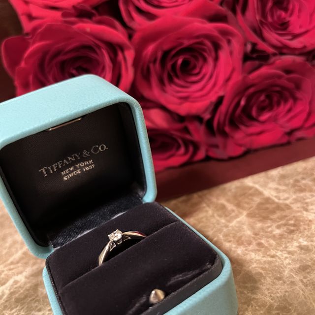【ティファニー(Tiffany & Co.)の口コミ】 ダイヤモンドの透明感がとても高く、動画でお分かりのように中まで透き通…